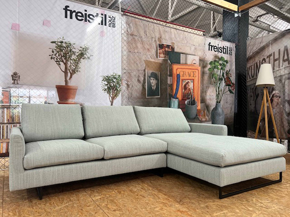 freistil - Sofa - freistil 134 - Stoff pastellblau - sofort verfügbar