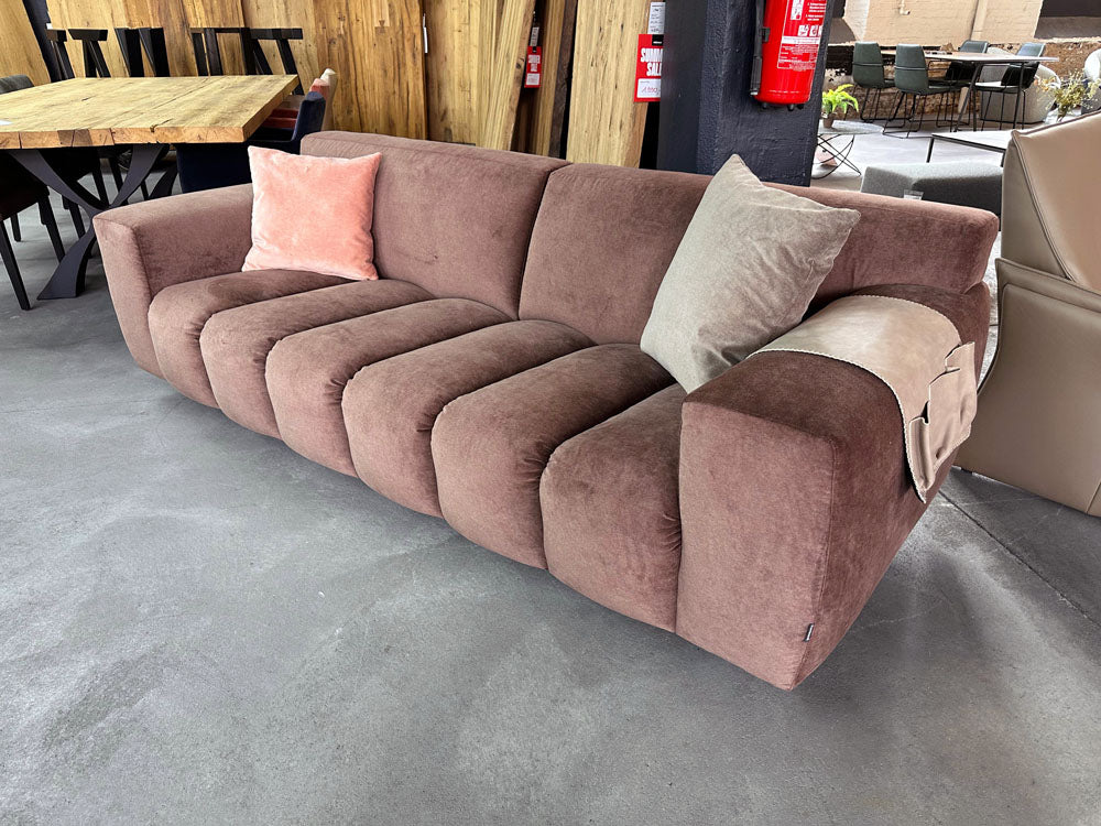 Furninova - Sofa - Vesta - Stoff rotbraun - sofort verfügbar