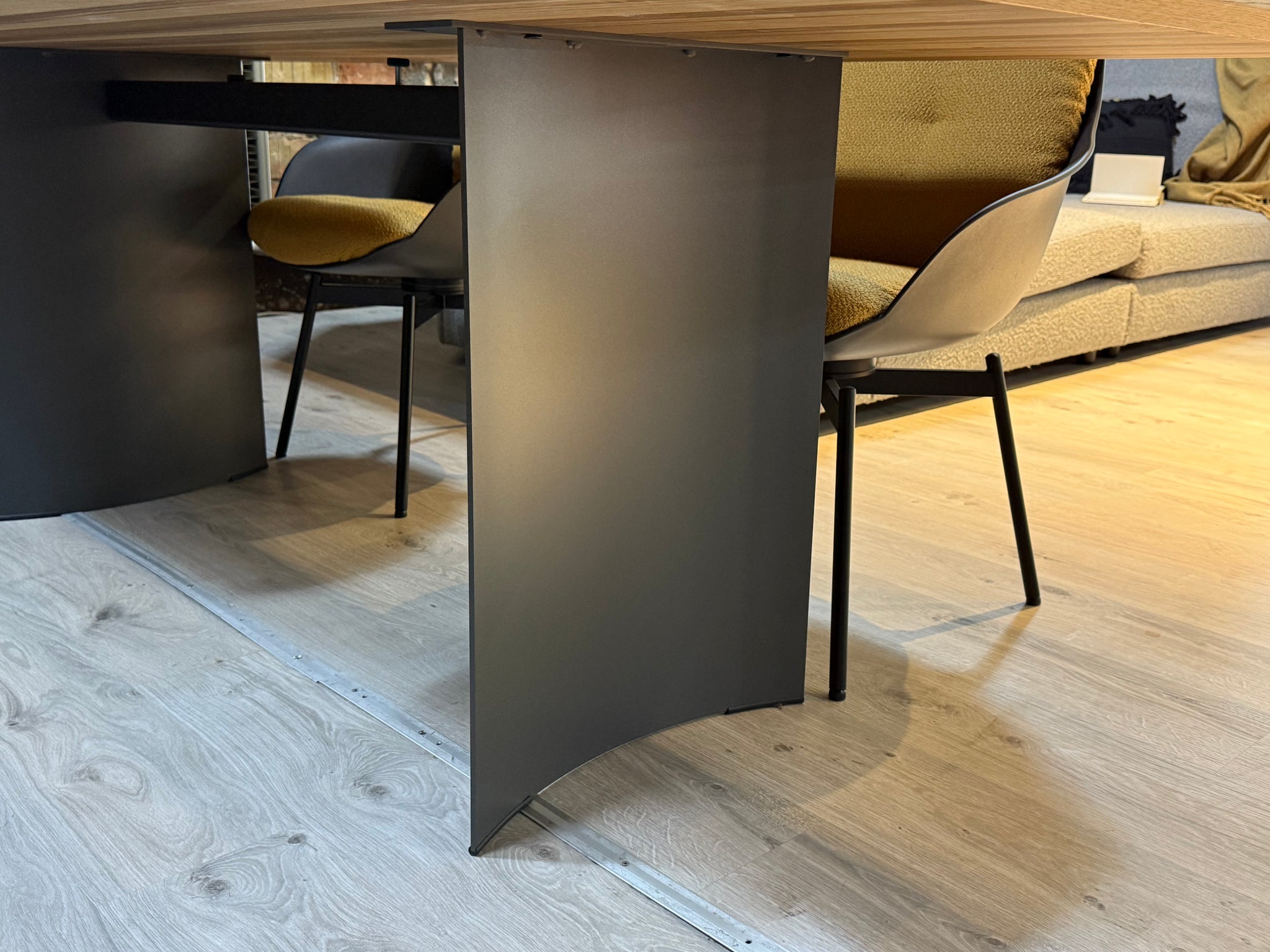 K&W - Aktionstisch- 5257 - Wildeiche furniert - sofort verfügbar