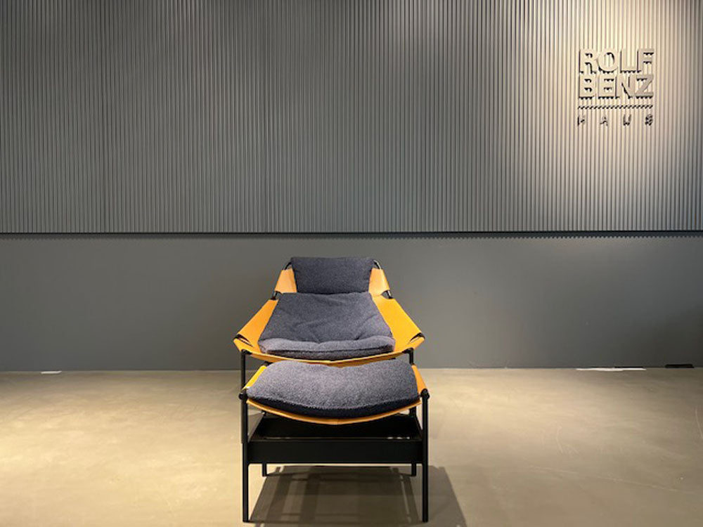 Rolf Benz - Sessel - RB 565 JACK mit Hocker - Stoff blau + Leder cognac - konfigurierbar