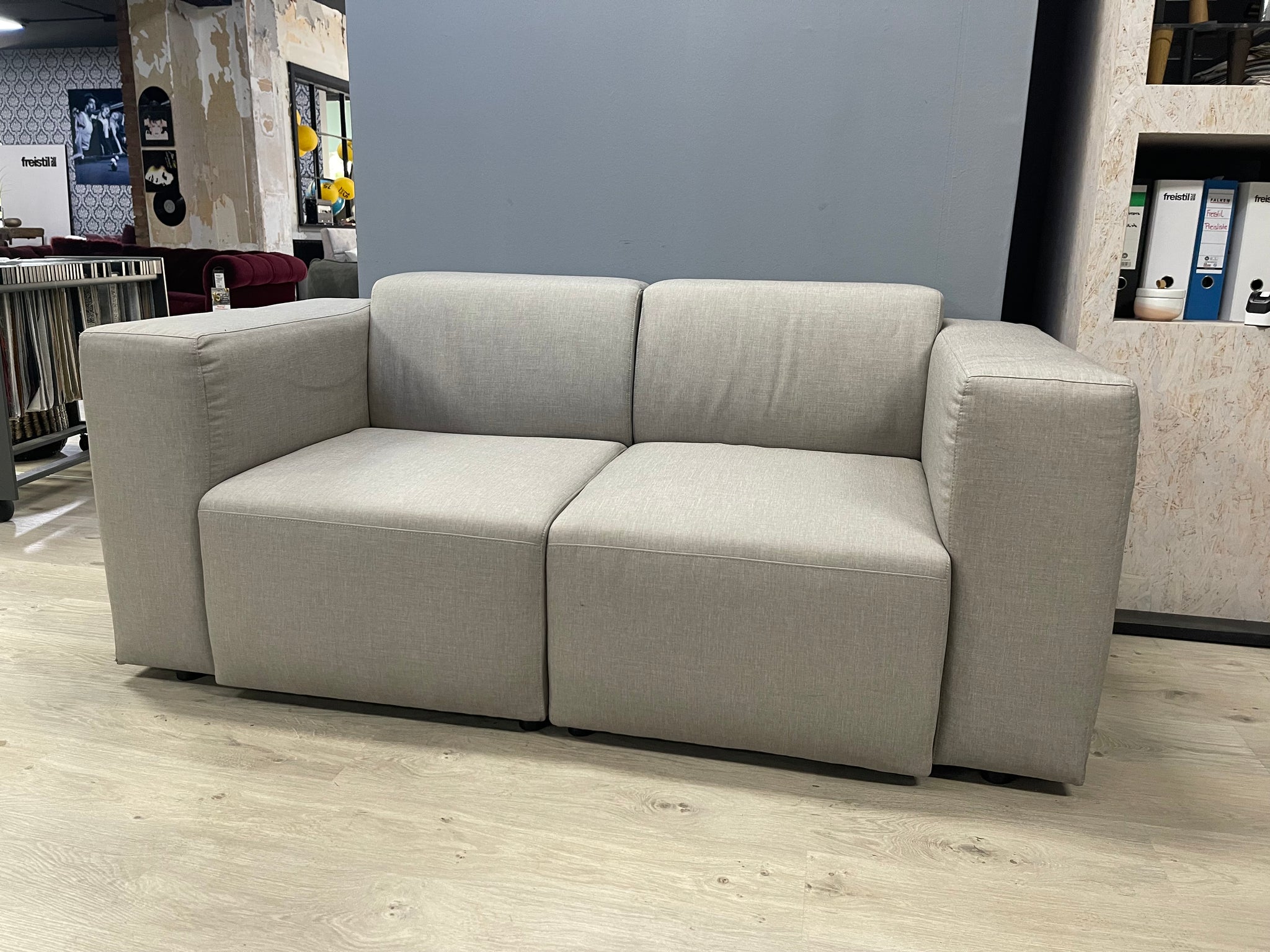 Wohnraum  - Sofa - Nuki  - Stoff grau - sofort verfügbar