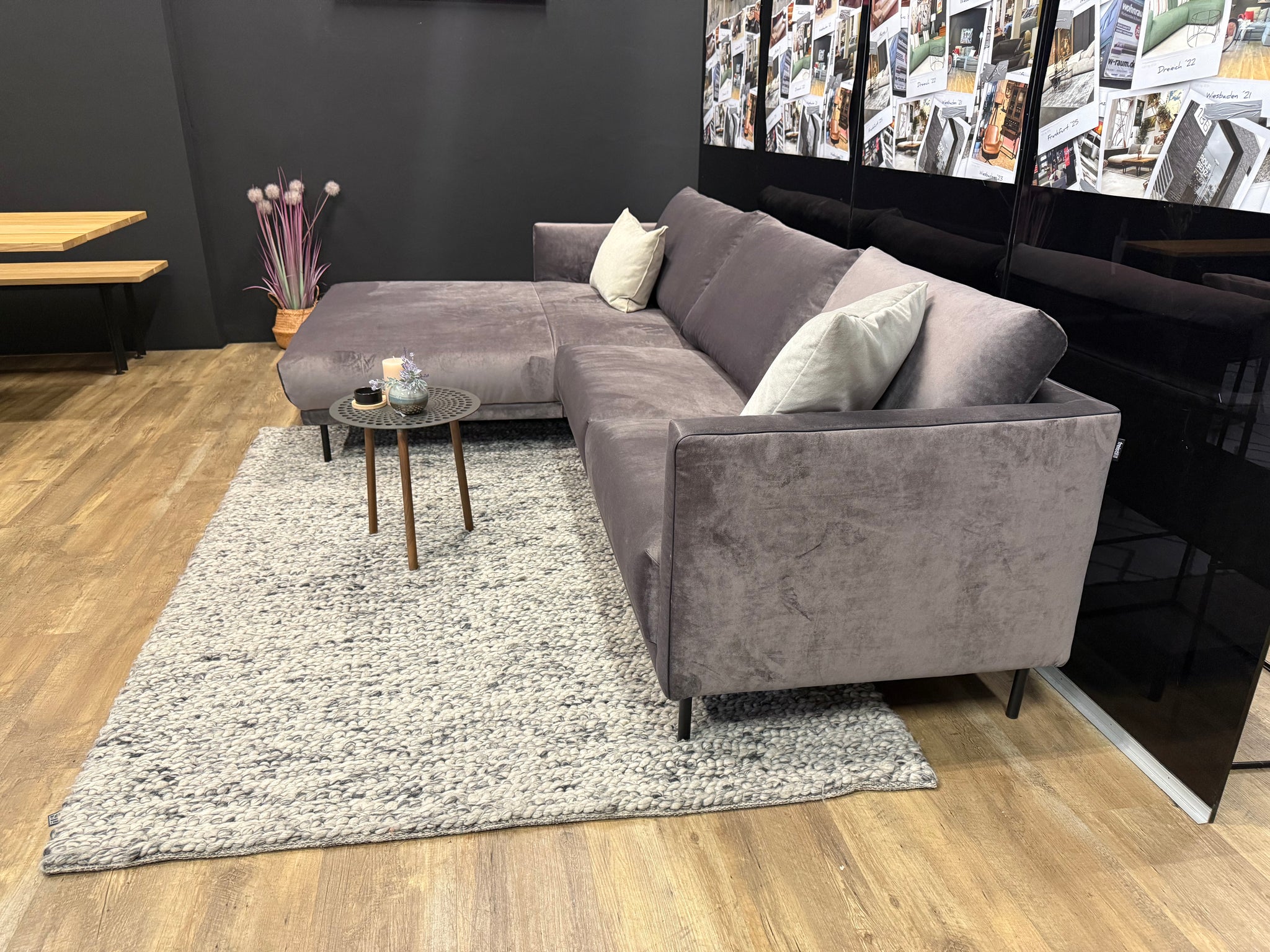 freistil - Sofa - freistil 133 - Stoff violett - sofort verfügbar