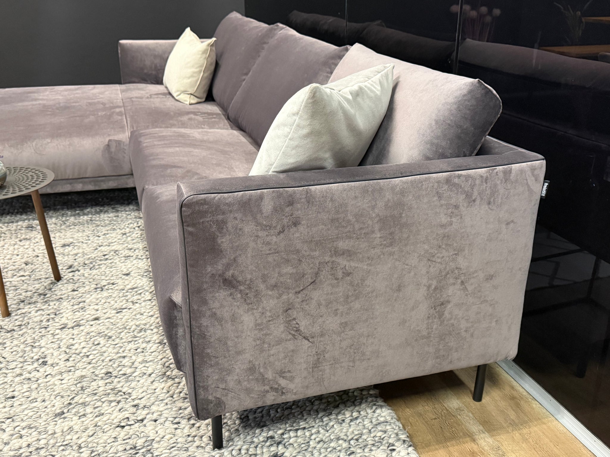 freistil - Sofa - freistil 133 - Stoff violett - sofort verfügbar