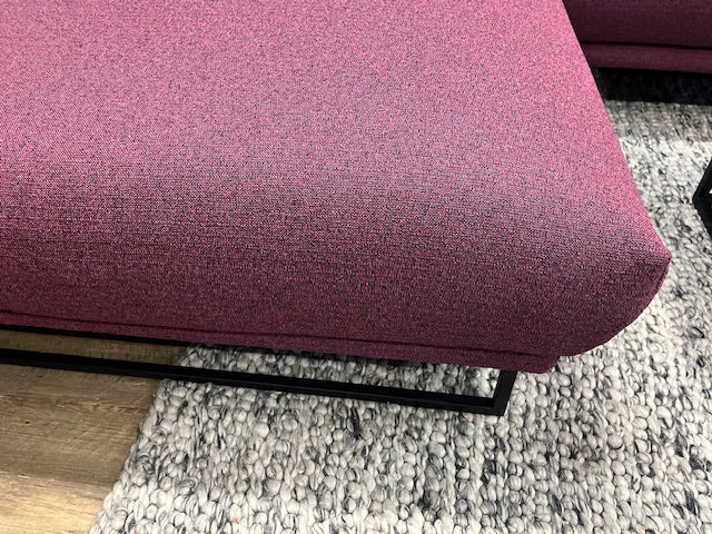 freistil - Sofa - freistil 133 - Stoff violett - sofort verfügbar