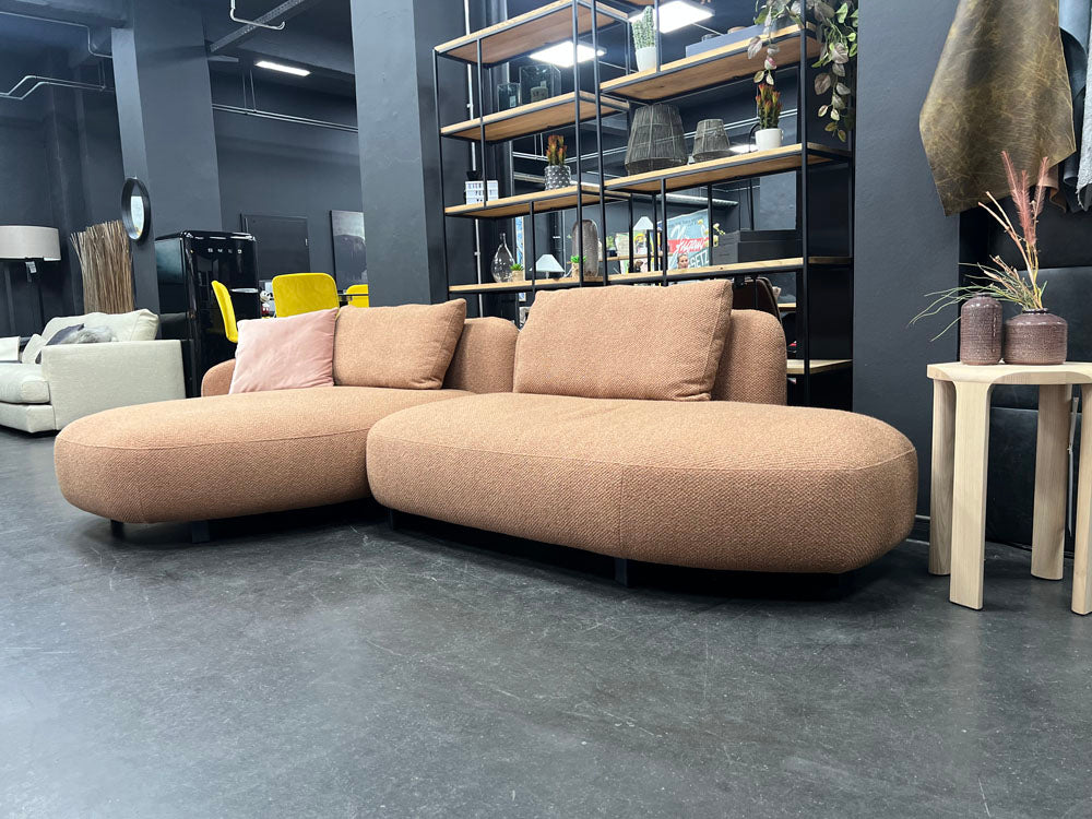 Furninova - Sofa - Orca - Stoff rosa orange - sofort verfügbar