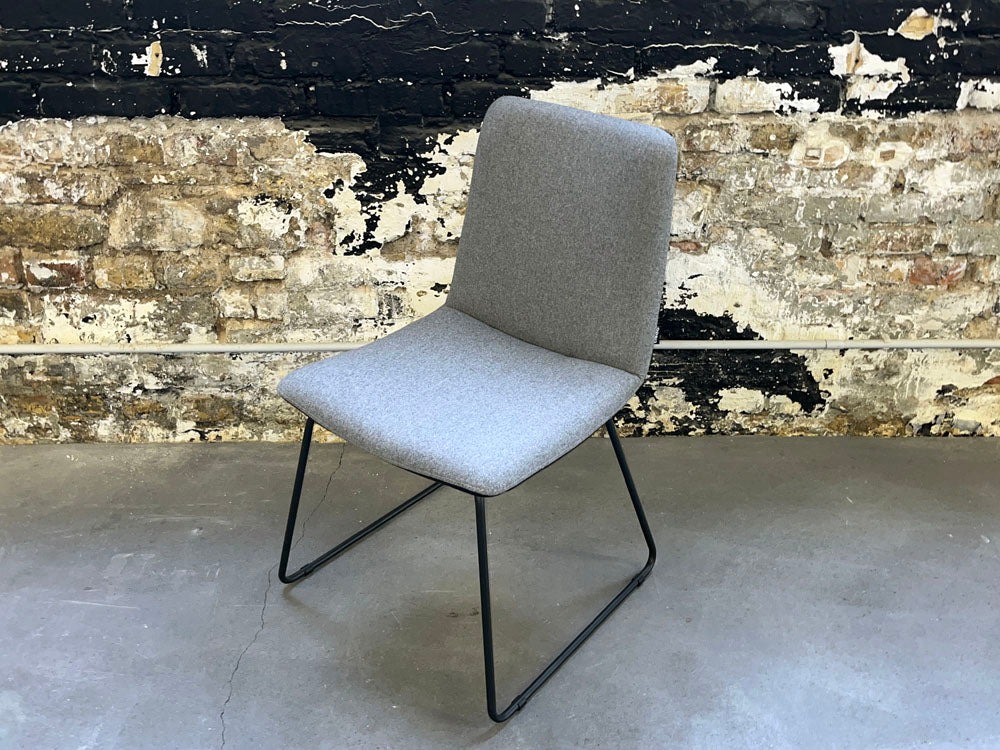 Tiado - Stuhl - Merlo - Stoff Grau / Leder schwarz - konfigurierbar