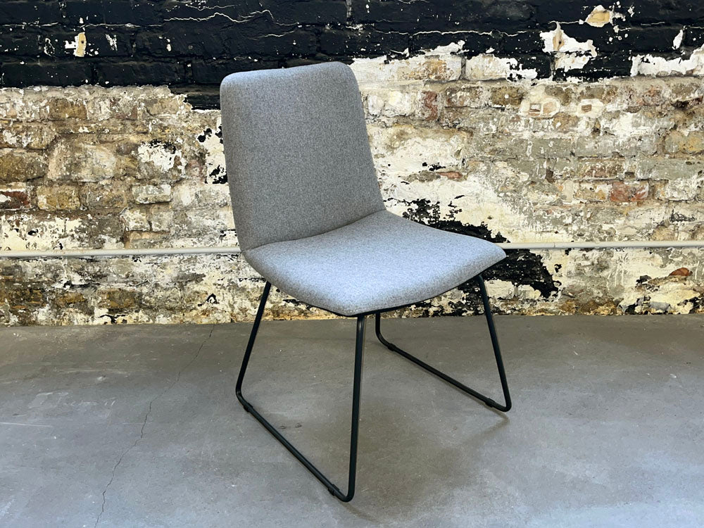 Tiado - Stuhl - Merlo - Stoff Grau / Leder schwarz - konfigurierbar