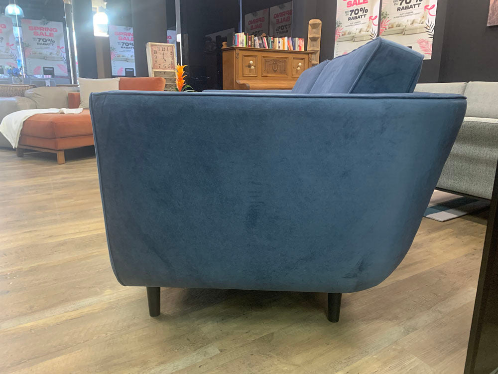 Furninova - Sofa - Vera - Stoff blau-  Sofort vergfügbares Ausstellungstück