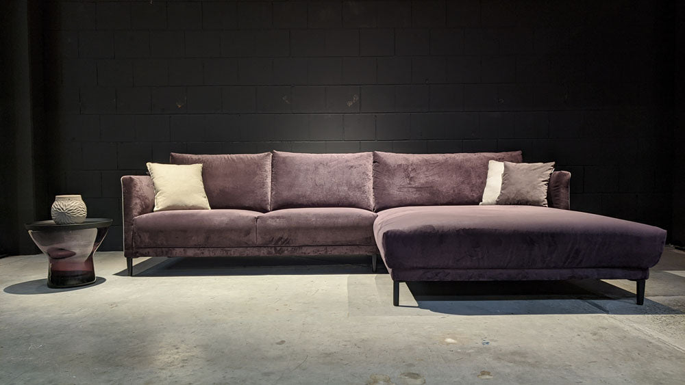 freistil - Sofa - freistil 133 - Stoff violett - sofort verfügbar